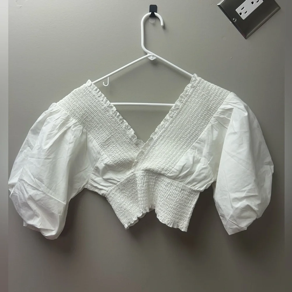 Abercrombie & Fitch Smocked Poplin Puff‎ White Top - Picture 3 of 5